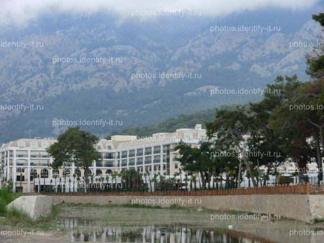 Кемер отель на фоне горы